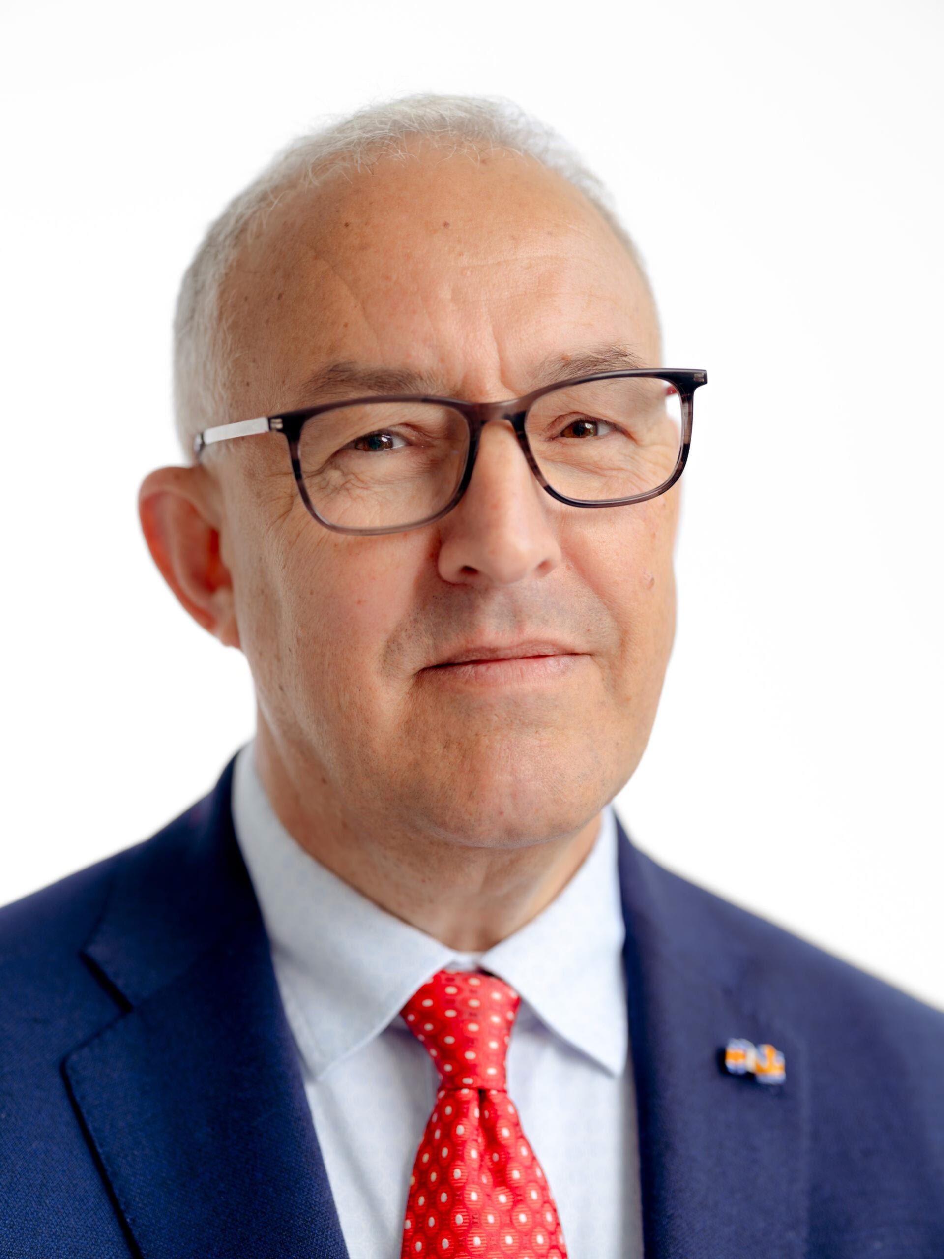 Portret van Ahmed Aboutaleb gekleed in een blauw pak en rode  stropdas met wit overhemd.