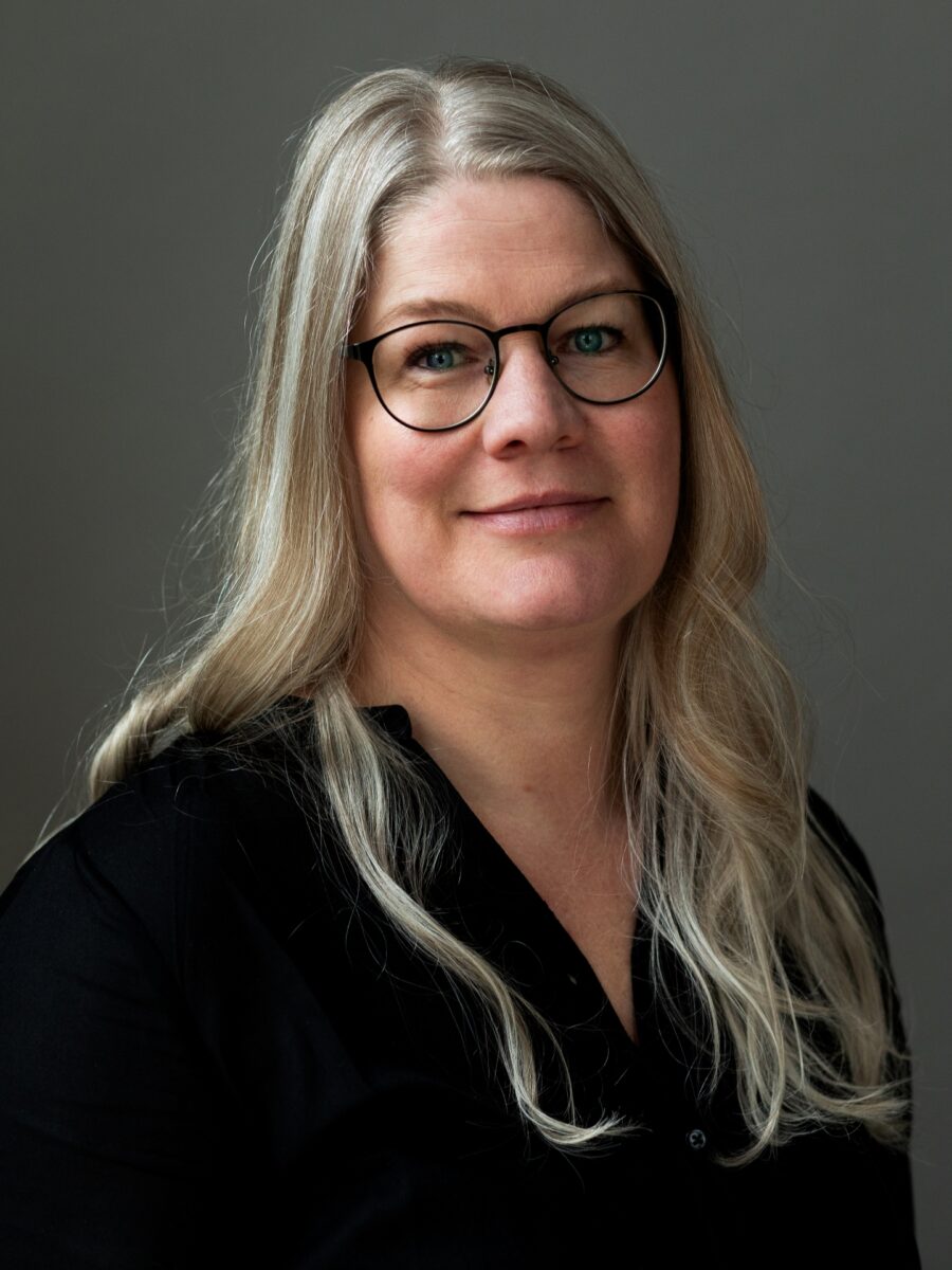 Portret van Rymke Zijlstra met loszittend, lang blond haar, zwarte blouse.